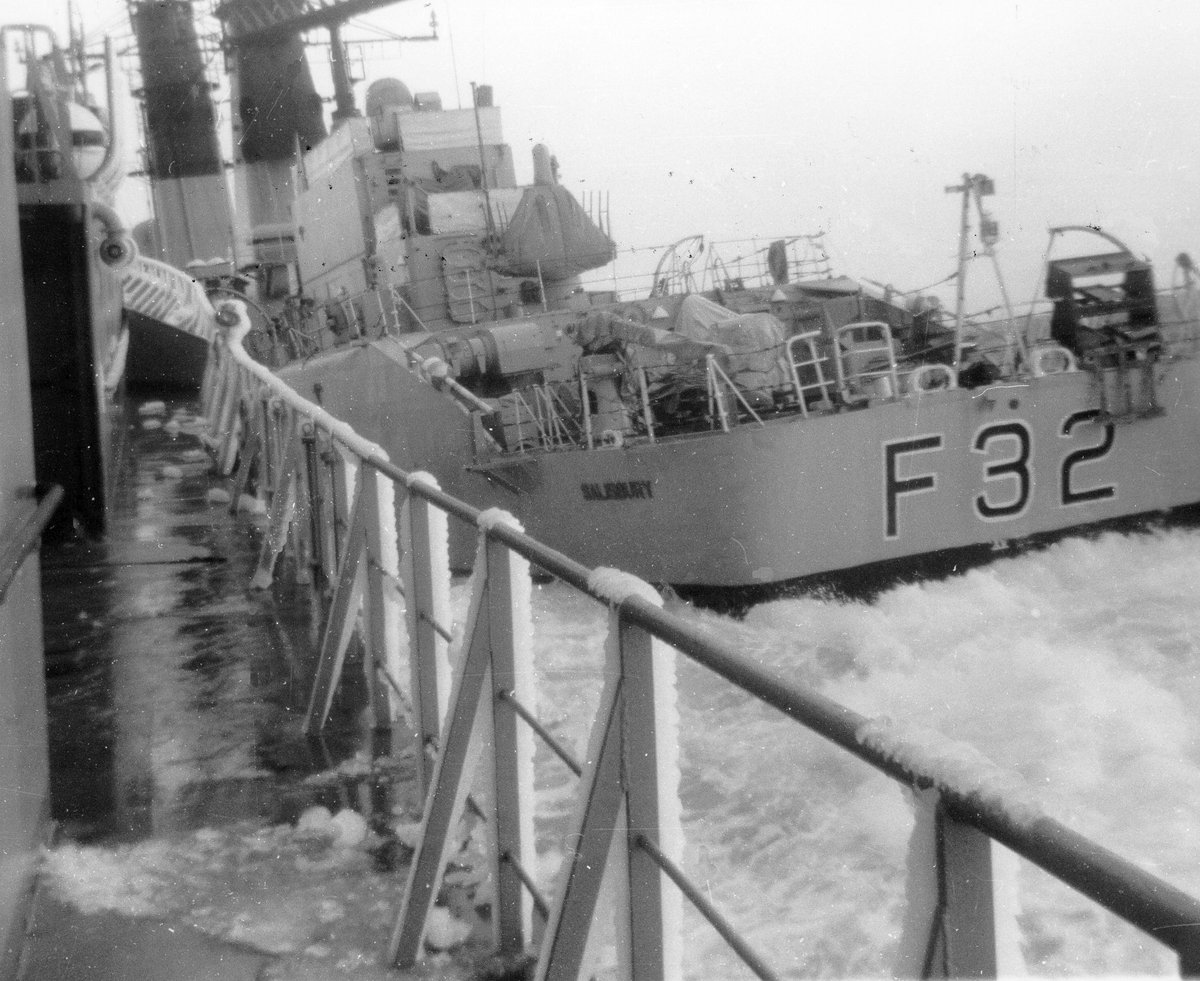 7 SALISBURY F-32 siglir í veg fyrir TÝR