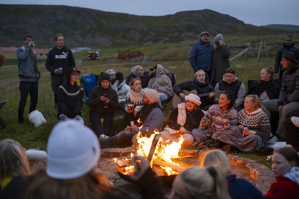 Fólk við varðeld
