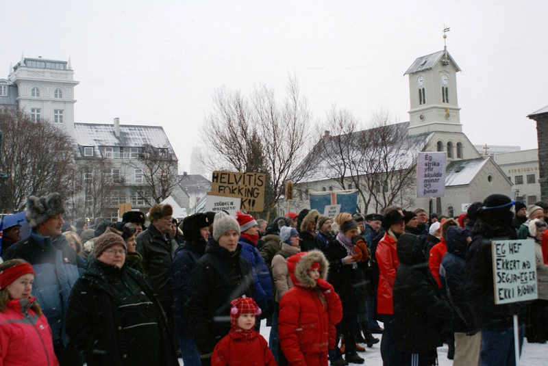 W14x_Protesters_at_Austurvöllur_0993